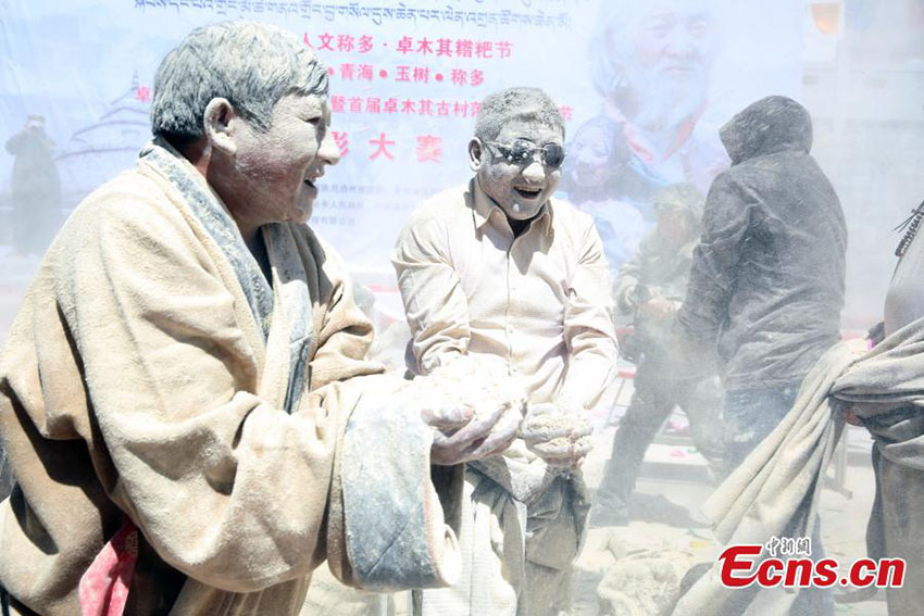 Tibetanos celebram “Festival Zanba” em Qinghai