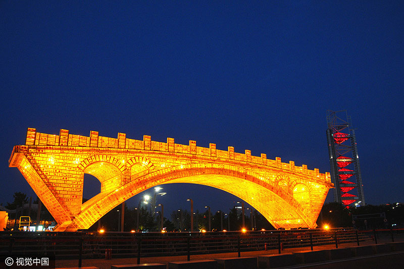 Ponte Dourada da Rota da Seda é iluminada antes do Fórum do Cintur?o e Rota