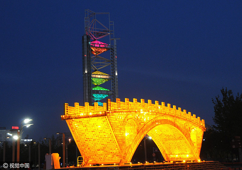 Ponte Dourada da Rota da Seda é iluminada antes do Fórum do Cintur?o e Rota