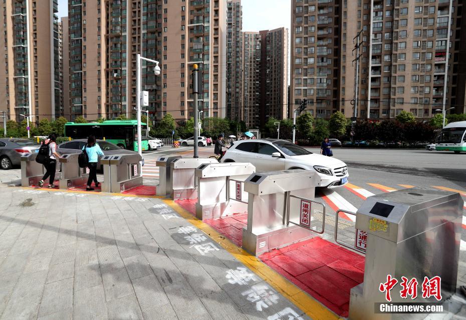 Torniquetes eletr?nicos instalados para pedestres em Wuhan