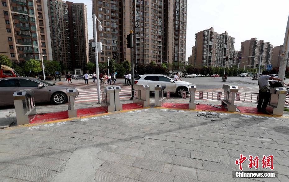 Torniquetes eletr?nicos instalados para pedestres em Wuhan