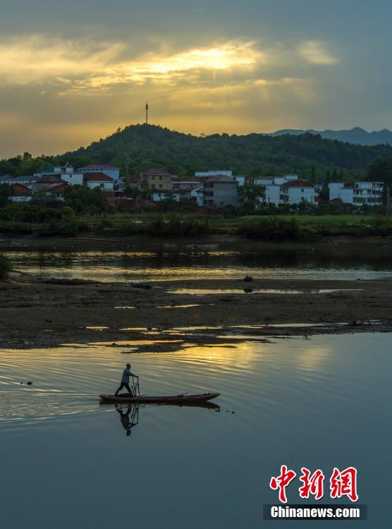 Galeria: P?r-do-sol sobre as águas do Lago das Fadas em Jiangxi