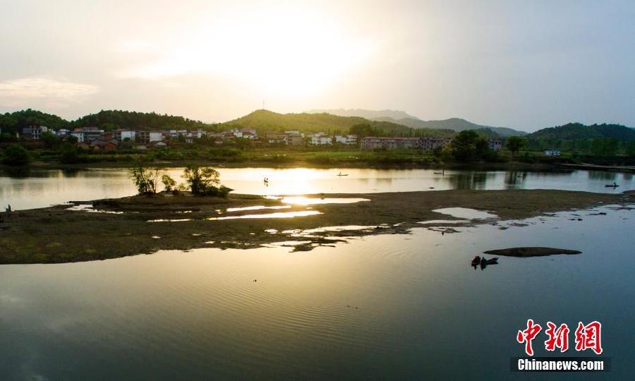Galeria: P?r-do-sol sobre as águas do Lago das Fadas em Jiangxi