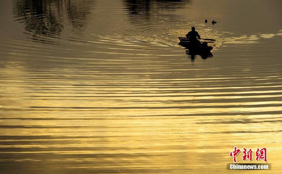 Galeria: P?r-do-sol sobre as águas do Lago das Fadas em Jiangxi