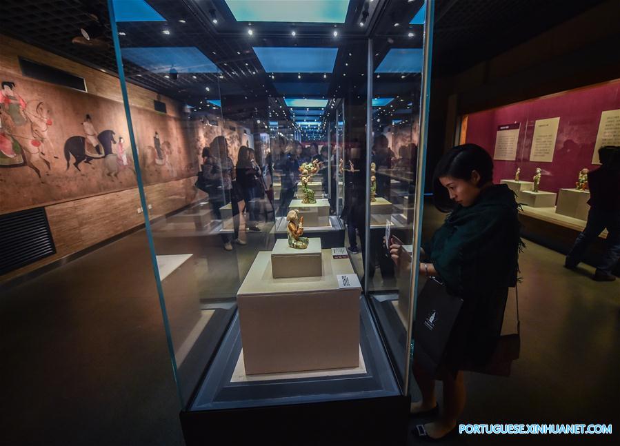 Exposi??o em Hangzhou exibe obras de arte de ceramica da dinastia Tang