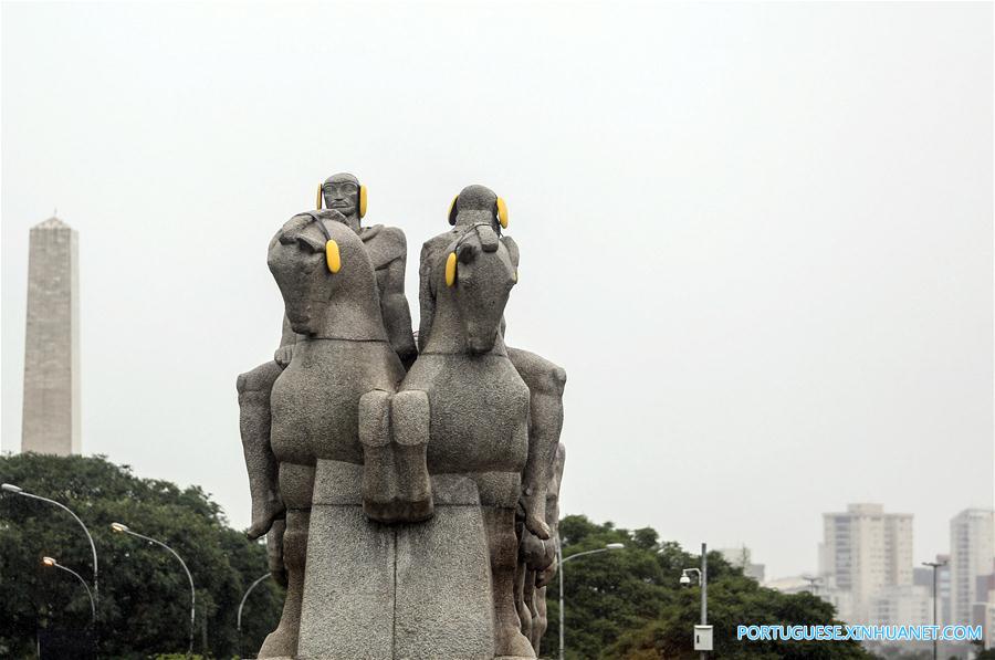 Monumento em S?o Paulo ganha protetores auditivos para lembrar combate à polui??o sonora