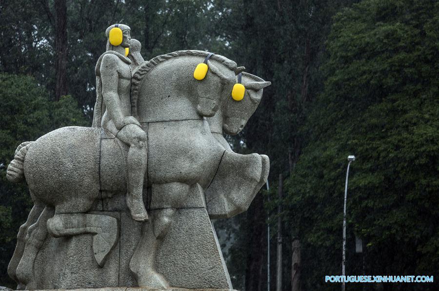 Monumento em S?o Paulo ganha protetores auditivos para lembrar combate à polui??o sonora