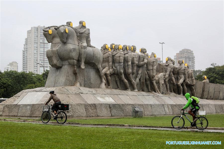 Monumento em S?o Paulo ganha protetores auditivos para lembrar combate à polui??o sonora