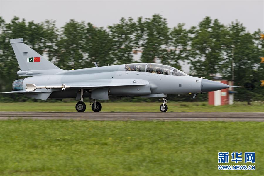 Ca?a JF-17B de dois lugares realiza primeiro voo