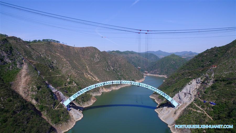 Encerramento da constru??o da Ponte Luohe no centro da China