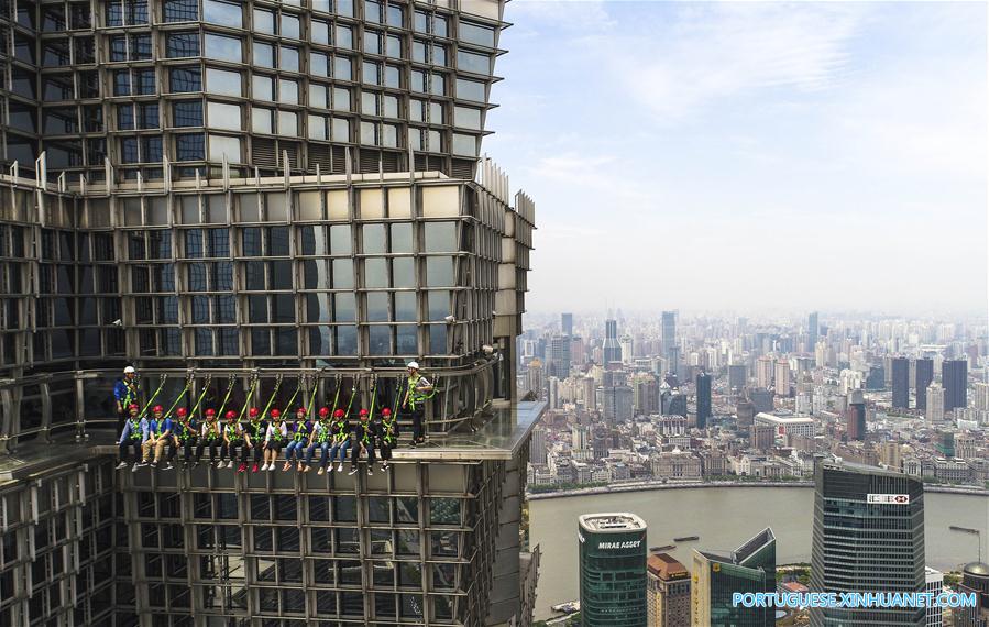 Arranha-ceús de Shanghai atraem turistas no feriado do Dia do Trabalho