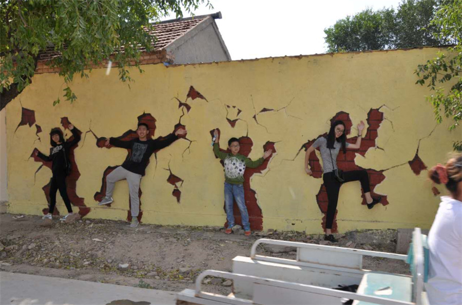 Murais com pinturas em três dimens?es ajudam vila a erradicar a pobreza
