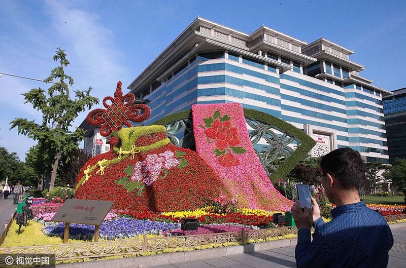 Capital chinesa decorada a rigor para o Fórum do Cintur?o e Rota em Beijing