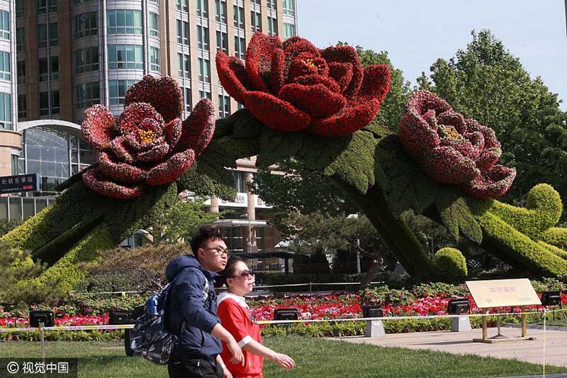 Capital chinesa decorada a rigor para o Fórum do Cintur?o e Rota em Beijing