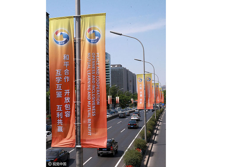 Capital chinesa decorada a rigor para o Fórum do Cintur?o e Rota em Beijing