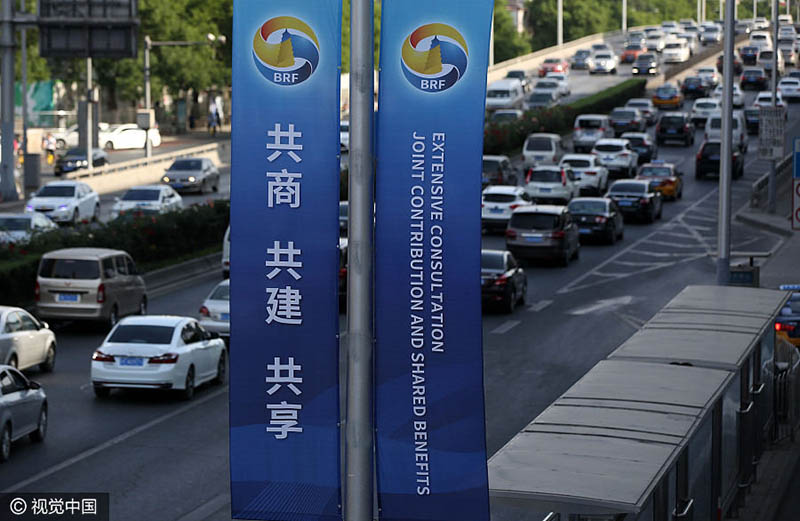 Capital chinesa decorada a rigor para o Fórum do Cintur?o e Rota em Beijing
