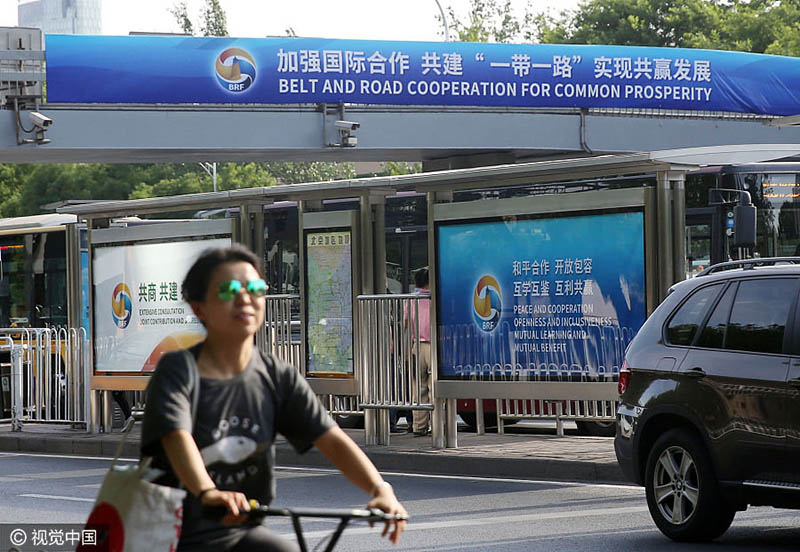 Capital chinesa decorada a rigor para o Fórum do Cintur?o e Rota em Beijing