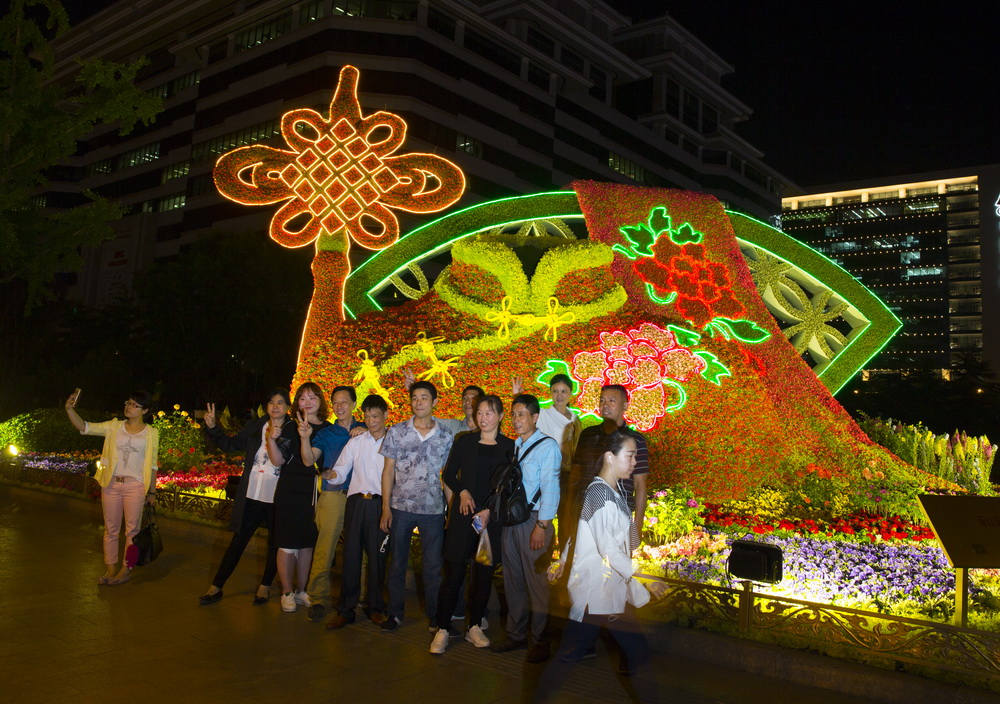 Beijing iluminada para receber o Fórum do Cintur?o e Rota
