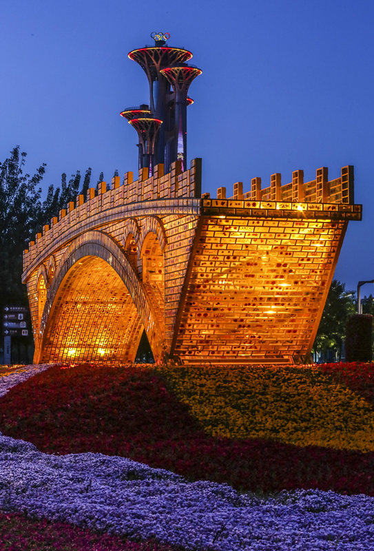 Beijing iluminada para receber o Fórum do Cintur?o e Rota