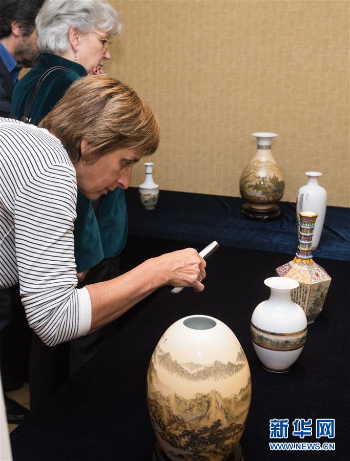 Ceramica decorada com literatura chinesa destacada em Genebra