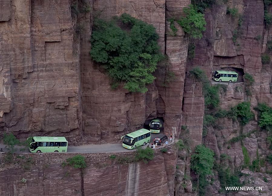 Galeria: Estrada em penhasco contruída pelos alde?es há 40 anos