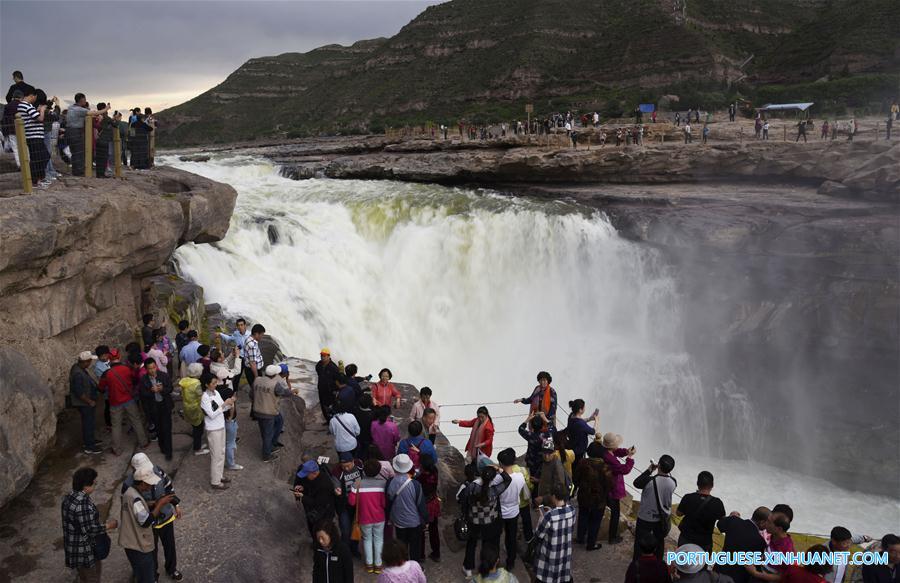 Cachoeira Hukou na província de Shanxi impressiona e atrai turistas