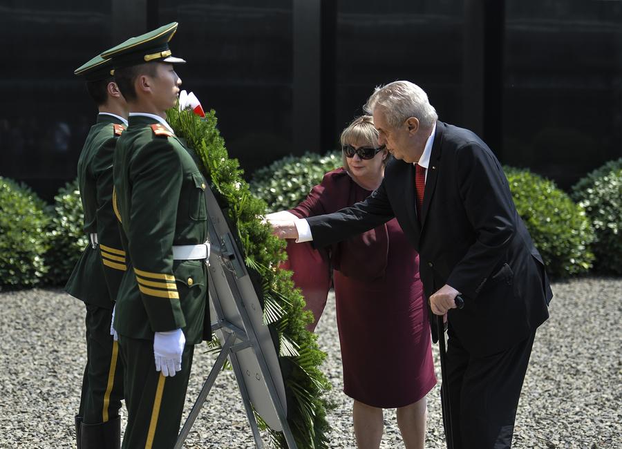 Presidente tcheco visita sal?o memorial do Massacre de Nanjing