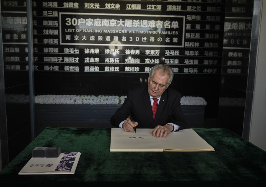 Presidente tcheco visita sal?o memorial do Massacre de Nanjing