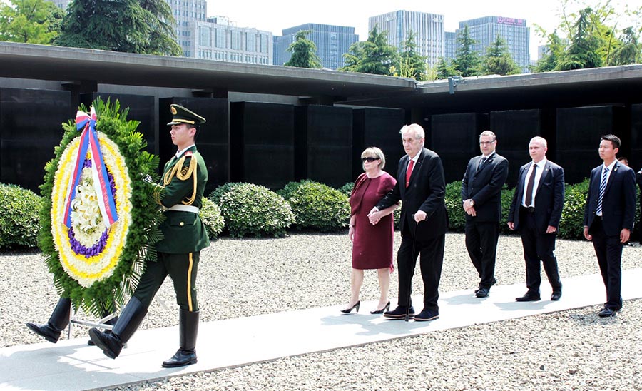 Presidente tcheco visita sal?o memorial do Massacre de Nanjing