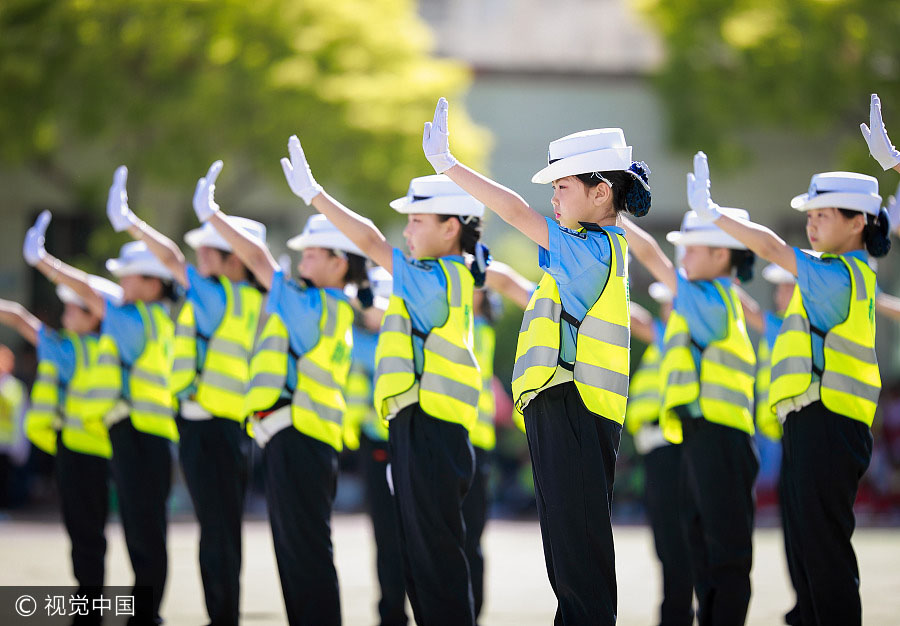 Mais de 1.000 estudantes participam de competi??o de exercício gestual no norte da China