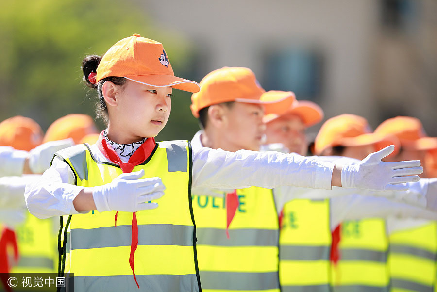 Mais de 1.000 estudantes participam de competi??o de exercício gestual no norte da China