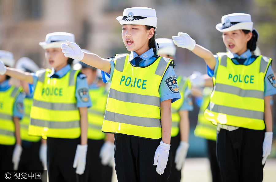 Mais de 1.000 estudantes participam de competi??o de exercício gestual no norte da China