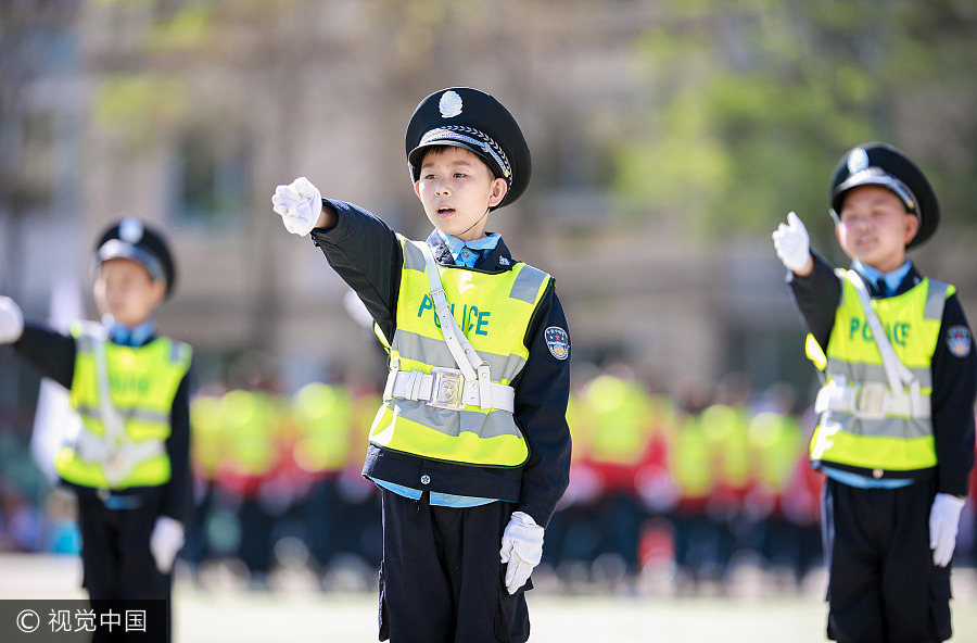 Mais de 1.000 estudantes participam de competi??o de exercício gestual no norte da China