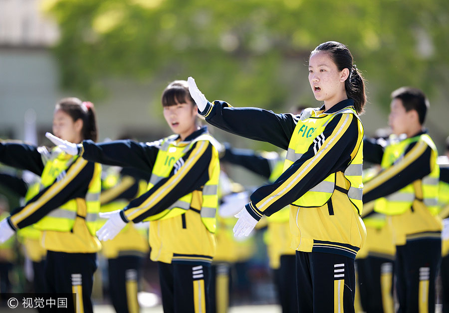Mais de 1.000 estudantes participam de competi??o de exercício gestual no norte da China