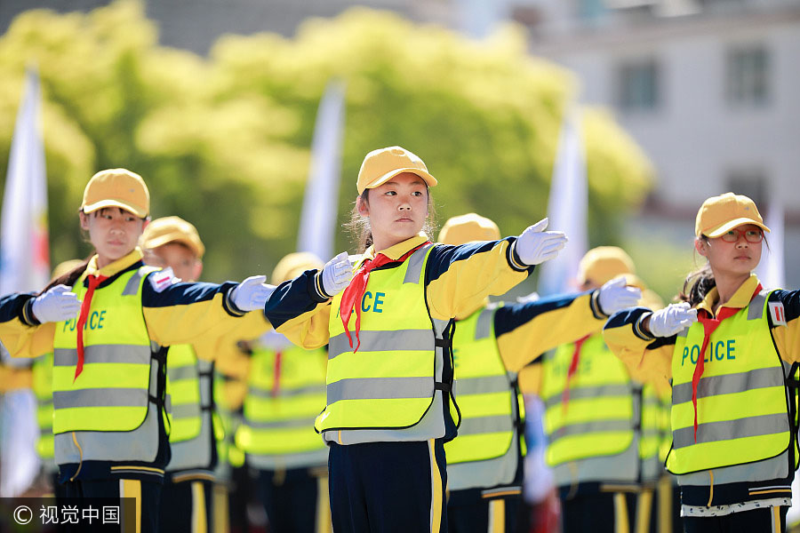Mais de 1.000 estudantes participam de competi??o de exercício gestual no norte da China