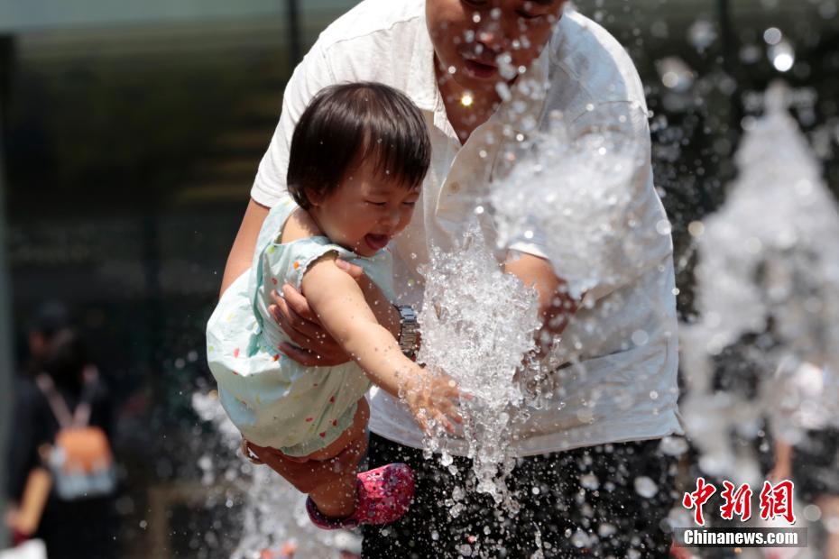 Termómetros sobem acima dos 35aC em Beijing