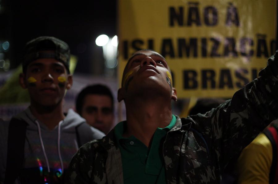 Protestos em S?o Paulo contra nova lei de imigra??o aprovada pelo Senado