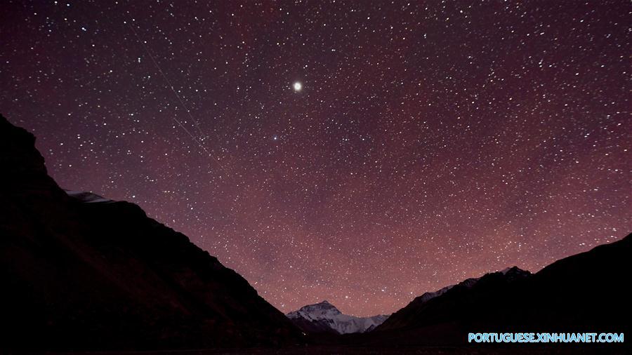 Cenário do Monte Qomolangma na fronteira entre China e Nepal