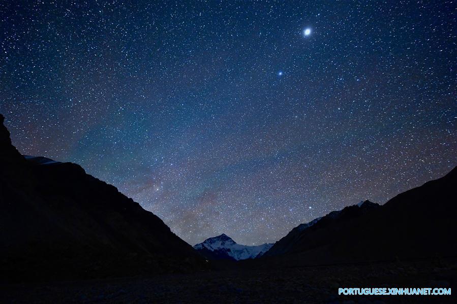 Cenário do Monte Qomolangma na fronteira entre China e Nepal