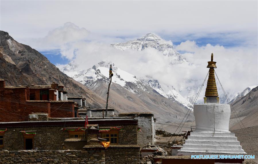 Cenário do Monte Qomolangma na fronteira entre China e Nepal