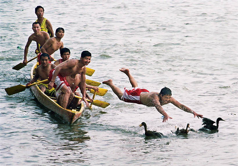 Celebra??es do Festival do Barco-Drag?o na China registradas em cole??o fotográfica