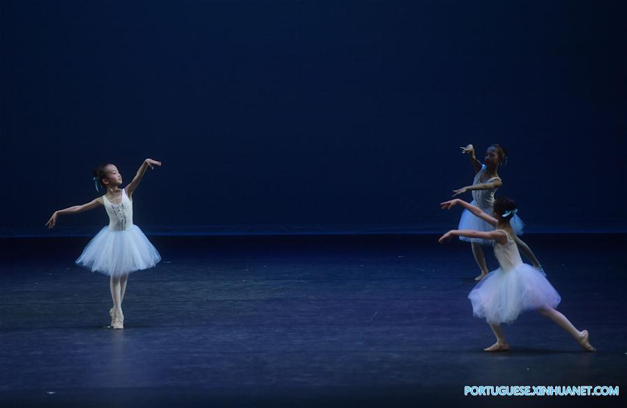 Estudantes mostram habilidades de balé durante apresenta??o conjunta em Beijing