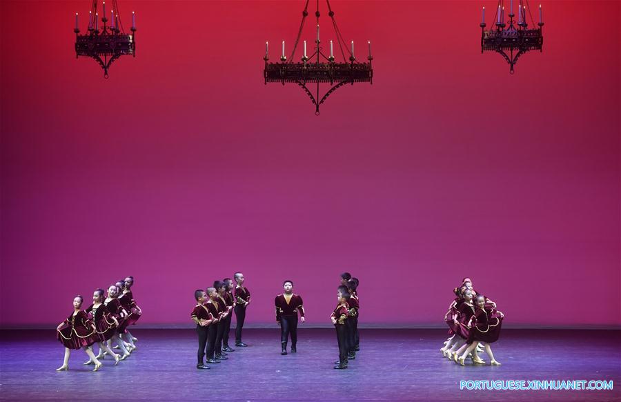 Estudantes mostram habilidades de balé durante apresenta??o conjunta em Beijing