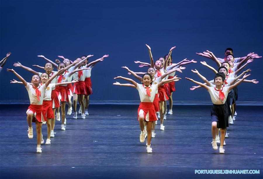 Estudantes mostram habilidades de balé durante apresenta??o conjunta em Beijing