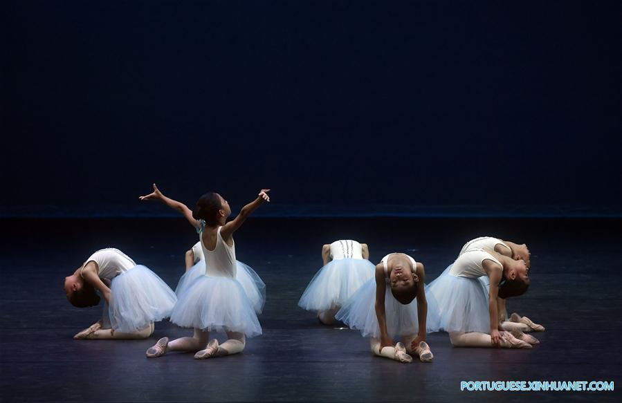 Estudantes mostram habilidades de balé durante apresenta??o conjunta em Beijing