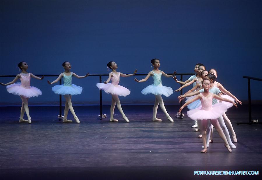 Estudantes mostram habilidades de balé durante apresenta??o conjunta em Beijing
