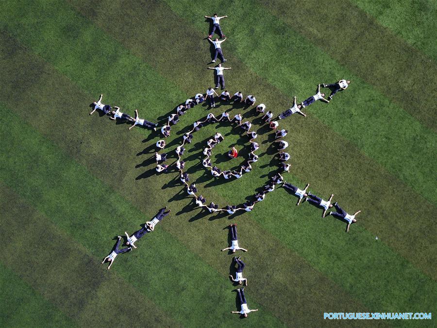Estudantes posam para fotos de gradua??o no sudoeste da China