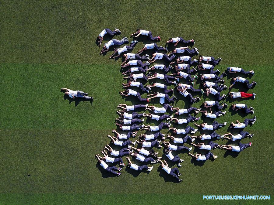 Estudantes posam para fotos de gradua??o no sudoeste da China