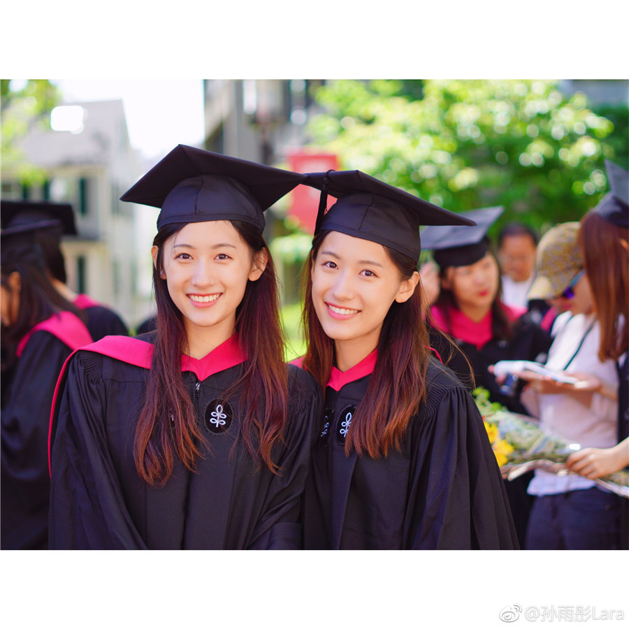 Gêmeas chinesas viram sensa??o online após terminarem os estudos em Harvard