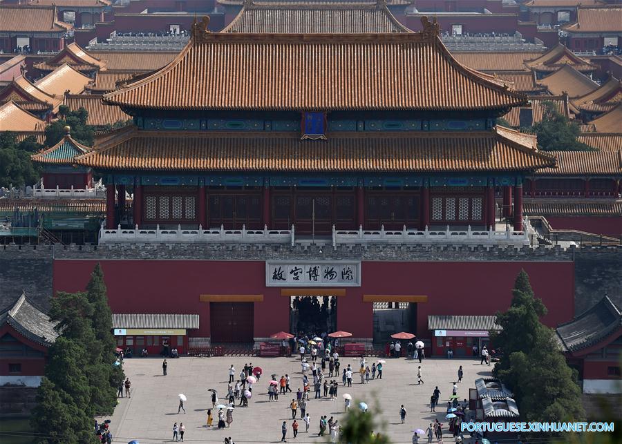 Turistas visitam Museu do Palácio durante Festival do Barco-Drag?o
